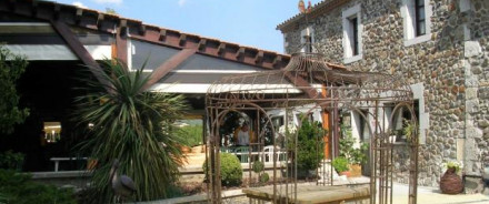 Jolie façade d'une maison en pierre